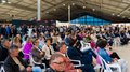 La 31^ Fiera d’Arte UNIKA apre le porte a Ortisei Grande pubblico seduto e in piedi durante un evento in un capannone