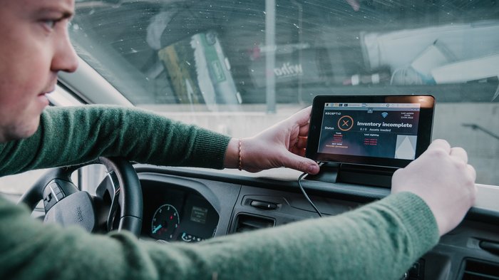 Start-up Receptic sagt Werkzeug-Verlust den Kampf an Mann prüft unvollständigen Lagerbestand auf einem Gerät im Auto