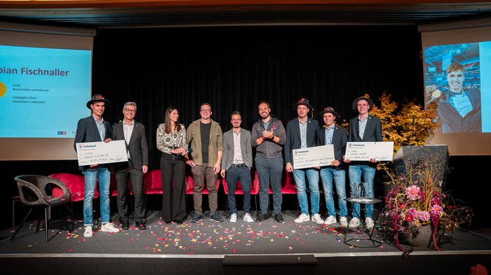 Tag des Handwerks Gruppe auf Bühne bei Preisverleihung mit großen Schecks und Konfetti auf dem Boden