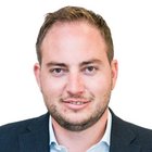 Tiefbauunternehmer Porträt eines Mannes mit kurzem Haar und Sakko vor weißem Hintergrund