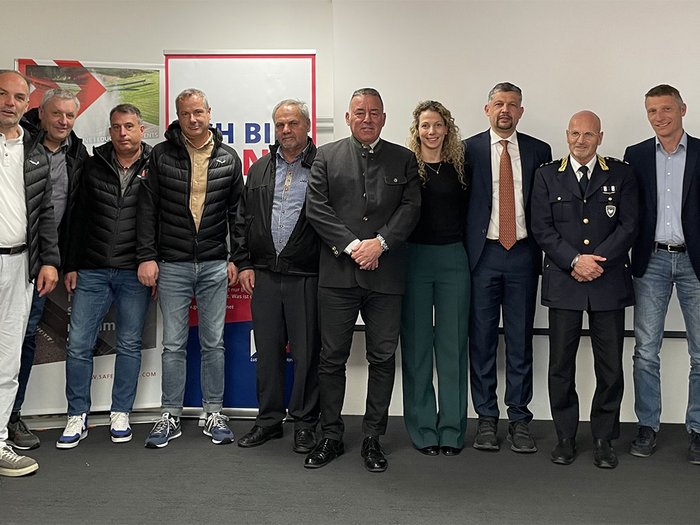 Transport hält die Wirtschaft in Bewegung Gruppe von zwölf Menschen in formeller und legerer Kleidung posiert gemeinsam in Innenraum