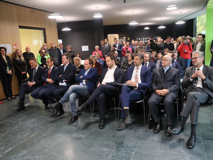 Inaugurazione del Talentcenter Bolzano: una nuova iniziativa per l’orientamento professionale dei giovani altoatesini Gruppo di persone durante un evento formale in una sala moderna