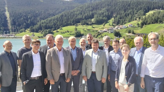 WorldSkills 2026 a Shanghai: l’Alto Adige schiera 15 giovani promesse Un gruppo posa davanti a un lago e a montagne boscose