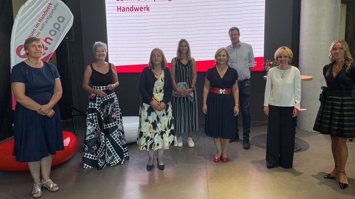 Gemeinsam stark sein für das Handwerk Gruppenfoto von acht Personen beim Sommerempfang der Frauen im Handwerk