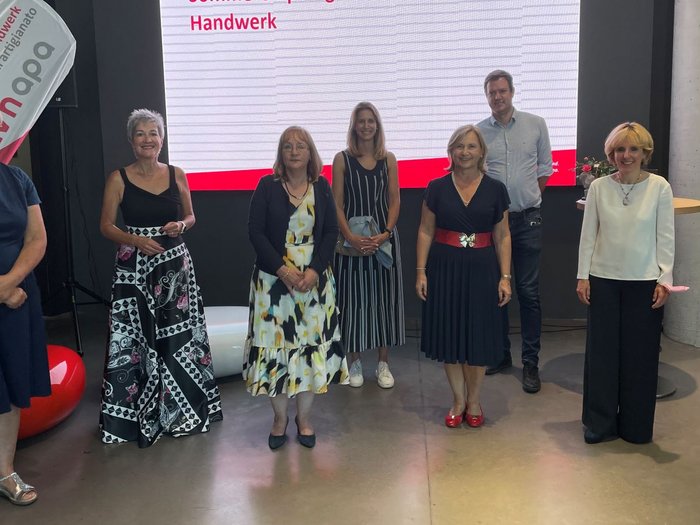 Gemeinsam stark sein für das Handwerk Gruppenfoto von acht Personen beim Sommerempfang der Frauen im Handwerk