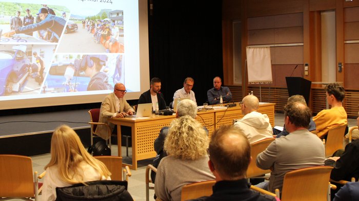 UPAA-Assemblea generale 2025 – Nuovi progetti e iniziative Persone a un evento con presentazione sul Blue Ride 2024