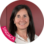 Bolzano periferia Ritratto di donna sorridente con sfondo rosso e cartello Sindaca