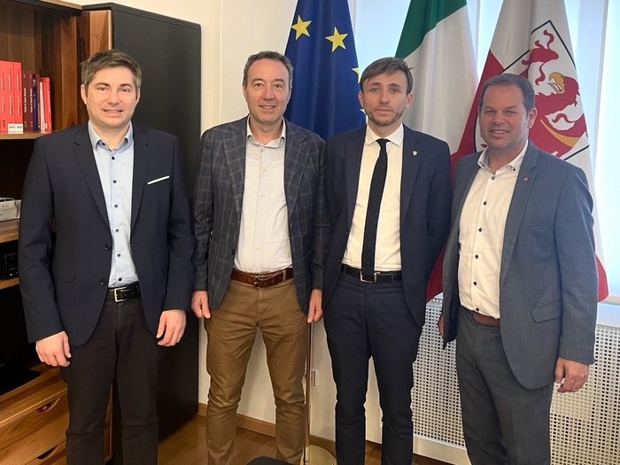 Rafforzare il settore dell'artigianato attraverso politiche basate sul partenariato e soluzioni nuove Quattro uomini in giacca e cravatta davanti alle bandiere dell'UE, Italia e Alto Adige