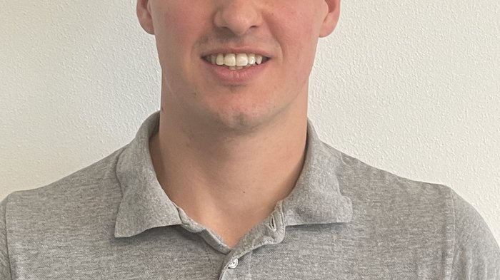 EPPAN – Vor kurzem wurde Lukas Walcher zum neuen lvh-Ortsobmann in Eppan gewählt. Im Rahmen der Ortsversammlung fand auch die Neuwahl des lvh-Ortsausschusses statt. Lächelnder Mann trägt graues Walcher-Poloshirt vor neutralem Hintergrund