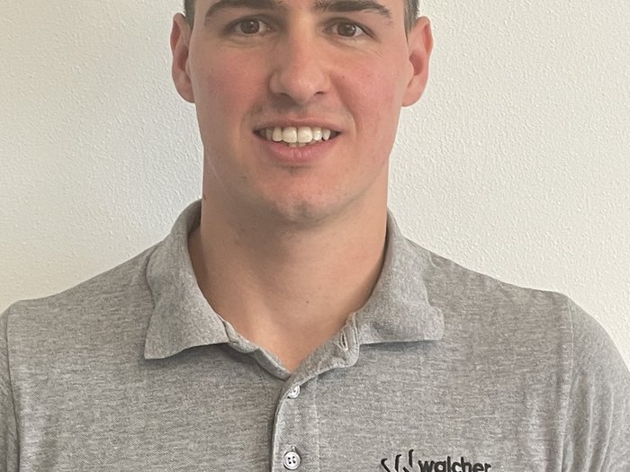 EPPAN – Vor kurzem wurde Lukas Walcher zum neuen lvh-Ortsobmann in Eppan gewählt. Im Rahmen der Ortsversammlung fand auch die Neuwahl des lvh-Ortsausschusses statt. Lächelnder Mann trägt graues Walcher-Poloshirt vor neutralem Hintergrund