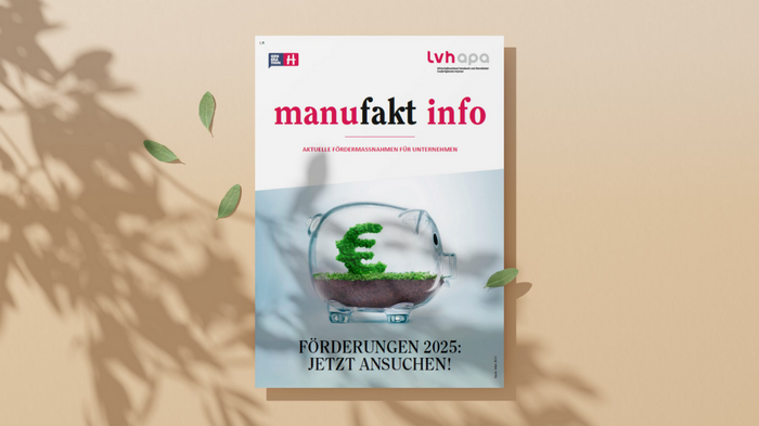 Jetzt über Förderungen informieren Titelseite der manufakt info Broschüre mit einem Sparschwein und Euro-Zeichen aus Grünpflanzen