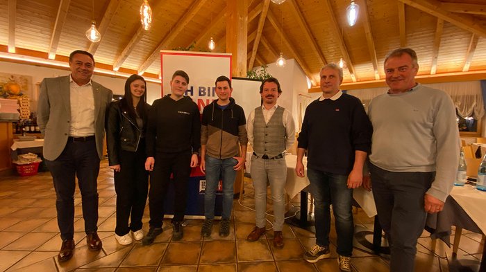 Punkteführerschein kein wirksames Mittel zur Gewährung der Arbeitssicherheit Sieben Personen stehen in einem Raum mit Holzdach und Lampen, Gruppenfoto