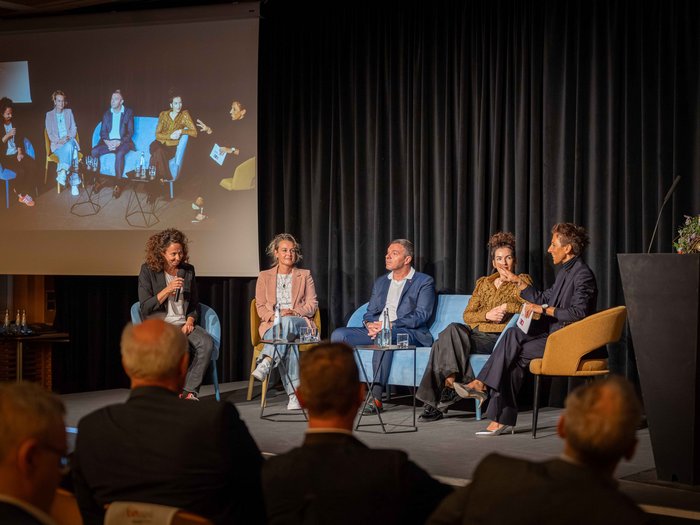 Wachstum im Gleichgewicht Fünf Personen auf Bühne bei Podiumsdiskussion mit Publikum im Vordergrund