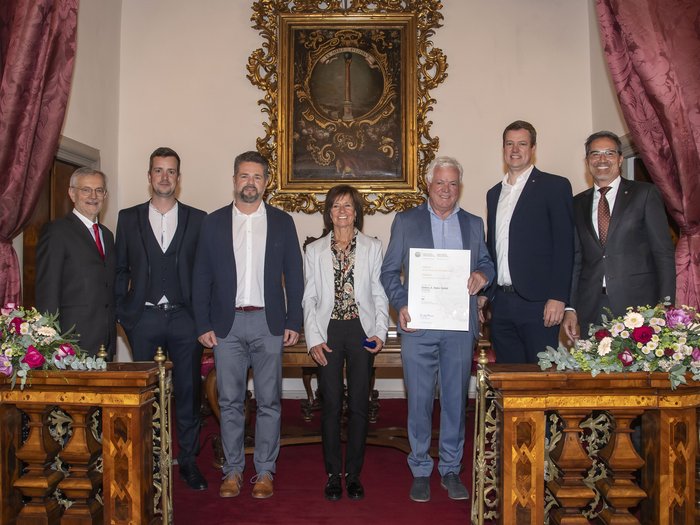 Südtiroler Wirtschaftspreis: Viel Ehre für das Handwerk Sieben Personen in Anzug stehen in einem Raum mit rotem Teppich und Blumen