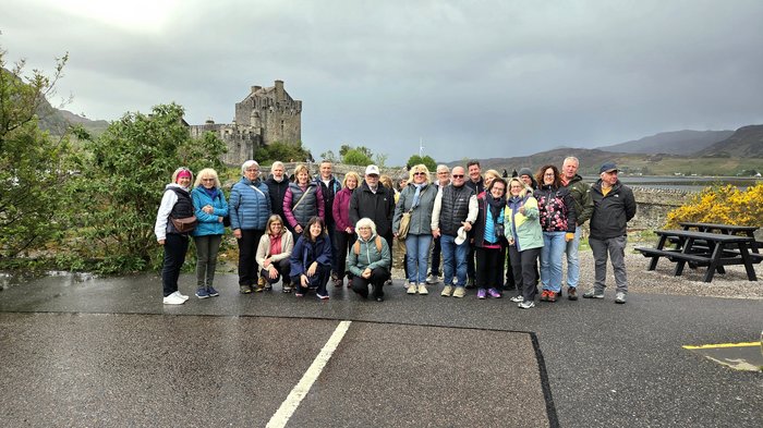 Berufsbildender Bachelor in Holzingenieurwesen vorgestellt Gruppenfoto von 25 Personen vor einer alten Burg in einer bergigen Landschaft