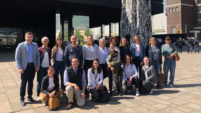 SEAB ed lvh.apa vogliono rafforzare la propria collaborazione Foto di gruppo di 19 persone davanti a edificio moderno con opera d'arte