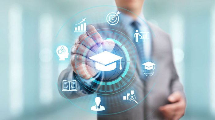 Kostenlose Weiterbildung im lvh - Jetzt anmelden! Mann im Anzug interagiert mit digitalem Bildungs- und Lerntools-Interface