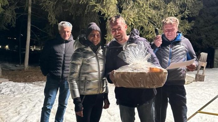 Lattlschießen der Handwerker/innen erfreut sich größter Beliebtheit Vier Personen im Winterkleidung stehen bei Nacht im Schnee vor einer Tanne