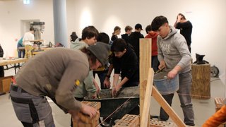 News Kinder lernen Mauerbau in einem Workshop mit Ziegeln und Mörtel