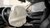 Airbag aperto all'interno di un'auto lato guida e passeggero
