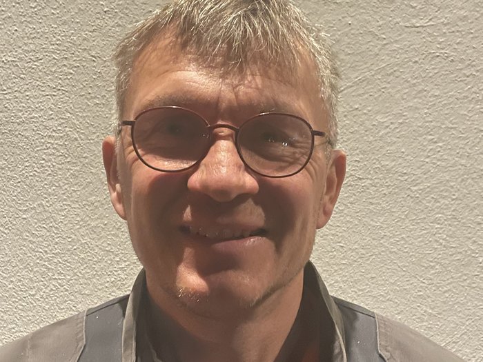 Traffico sulla MeBo: una situazione insostenibile per l’economia Ritratto di un uomo sorridente con occhiali davanti a un muro chiaro