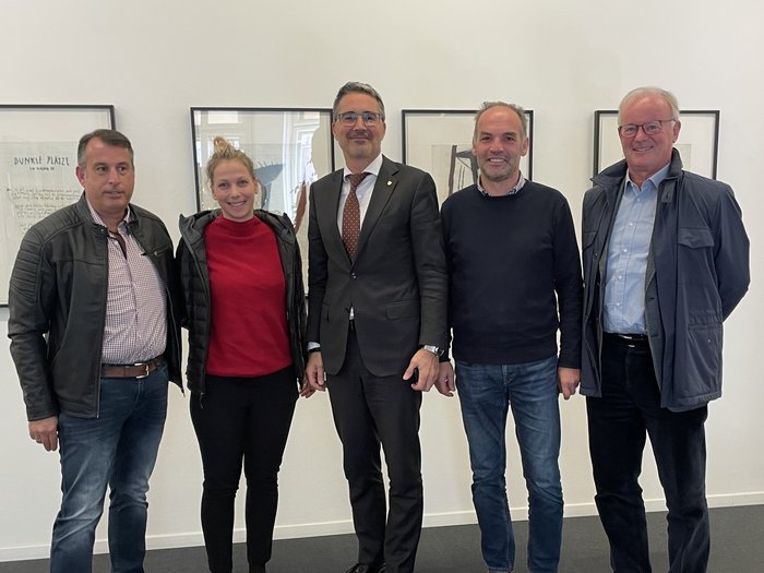 Il presidente della Provincia e gli autotrasportatori cercano insieme soluzioni per il settore dei trasporti Cinque persone sorridenti in piedi davanti a una parete bianca con quadri incorniciati