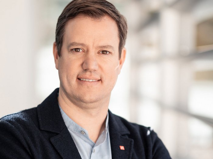 Haller: “sì a nuovi progetti edilizi nella giusta misura” Ritratto di un uomo sorridente su sfondo chiaro