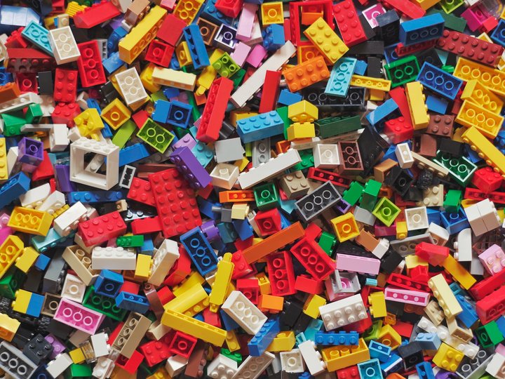 Workshops Bunte Lego-Steine verschiedener Formen und Größen