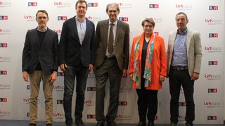 News Fünf Personen stehen vor einer lvhapa und Generation H Wand.