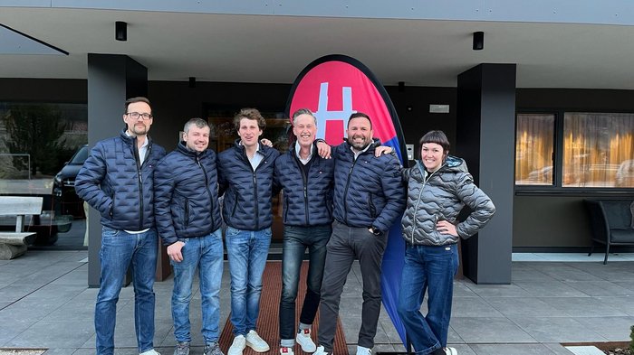 Auf Kooperation, Stärke und Nachwuchsförderung setzen die Funktionärinnen und Funktionäre des neuen Ortsausschusses im lvh. Sechs Personen in Jacken stehen vor einem Gebäude neben einem roten und blauen Banner