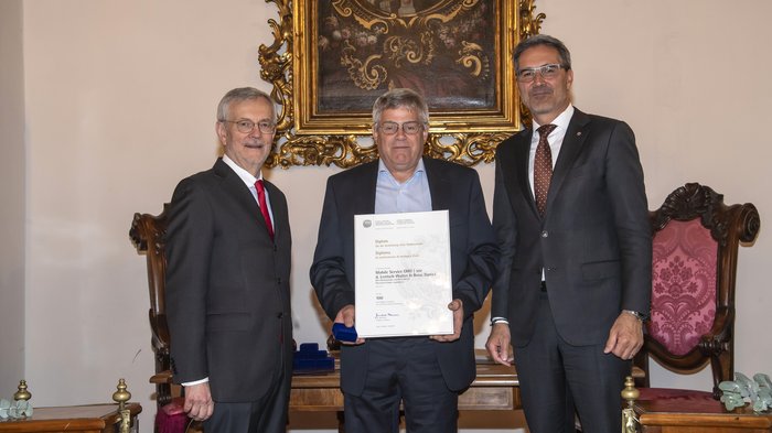 Südtiroler Wirtschaftspreis: Viel Ehre für das Handwerk Drei Männer in Anzügen bei einer Auszeichnungszeremonie mit Urkunde und Medaille