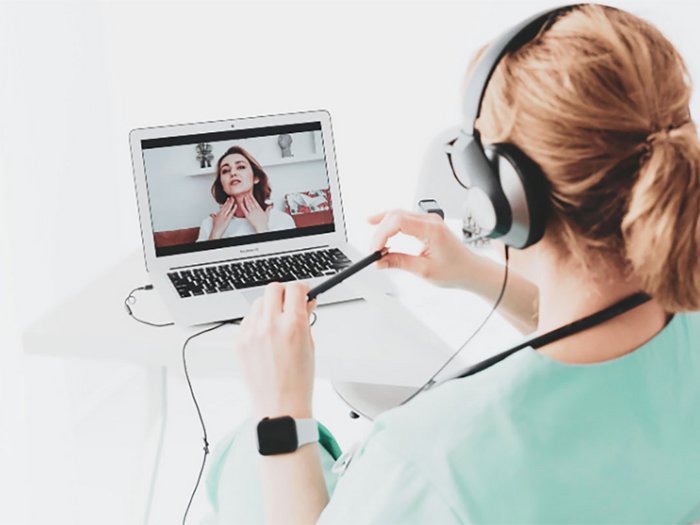 Convegno autunnale della Piattaforma per il rurale 2024 Donna con cuffie durante videoconsulto online con paziente su laptop