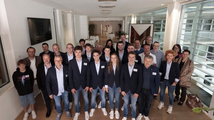 Aperitivo WorldSkills alla Casa dell'Artigianato Foto di gruppo di 26 persone in un ufficio moderno con grandi finestre