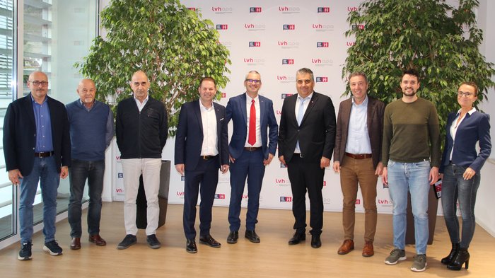 Jahresversammlung der Mietwagenunternehmer/innen im lvh: Digitalisierung, Vernetzung und klare Positionen Zehn Personen stehen vor einer Wand mit LVH-Logos und Pflanzen in einem Büro.