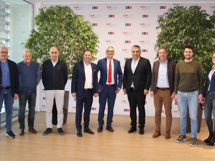 Jahresversammlung der Mietwagenunternehmer/innen im lvh: Digitalisierung, Vernetzung und klare Positionen Zehn Personen stehen vor einer Wand mit LVH-Logos und Pflanzen in einem Büro.