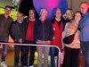 Home Foto di gruppo di otto persone in un osservatorio con un grande telescopio