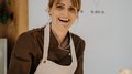 "Gambero Rosso": premiata la gelateria AiJOO Venditrice sorridente serve gelato in una gelateria