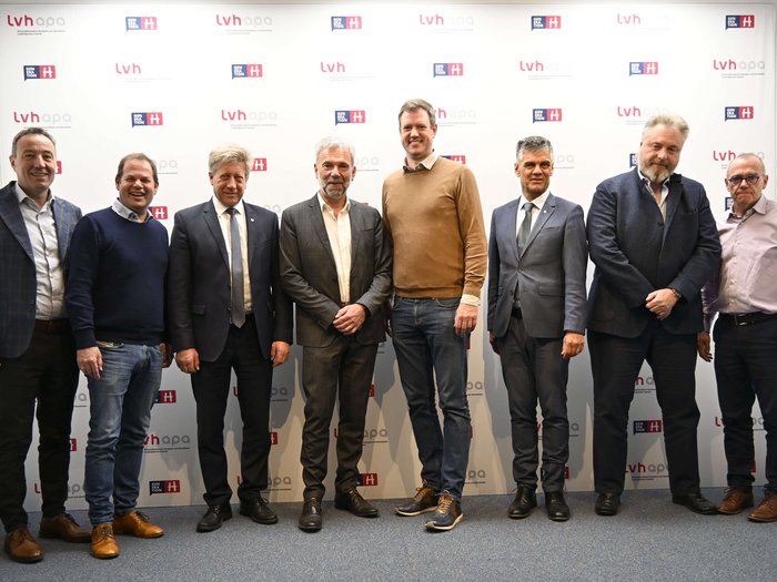 Treffen zwischen lvh und SVP-Landtagsfraktion: Stärkung des Handwerks und Bürokratieabbau Acht Männer in Business- und Freizeitkleidung vor einer lvh apa Fotowand