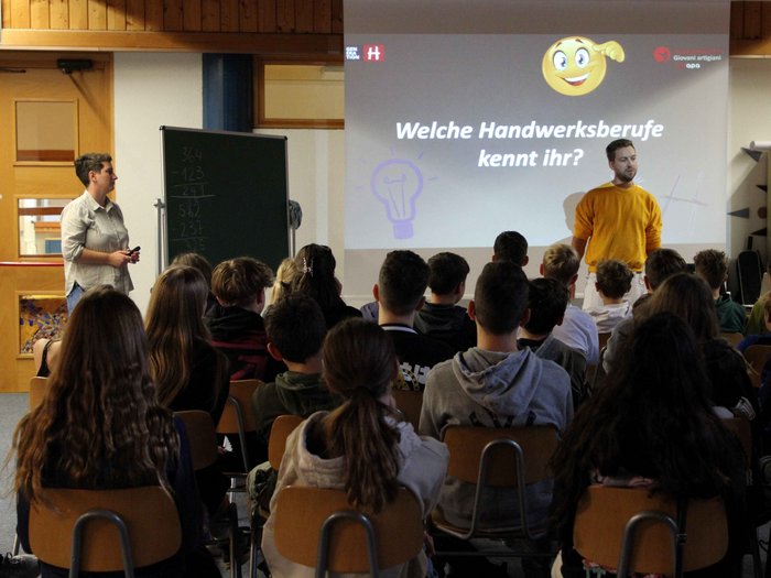 Un buon consiglio aiuta a prendere una decisione importante Adolescenti in aula durante una presentazione sulle professioni artigianali