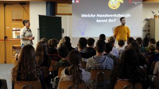 News Jugendliche sitzen im Klassenzimmer während einer Präsentation über Handwerksberufe