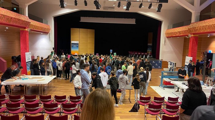 Karriere im Handwerk Viele Jugendliche versammeln sich in einer Halle für eine Veranstaltung mit Stuhlreihen