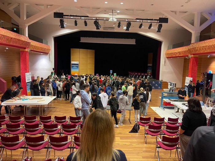 Karriere im Handwerk Viele Jugendliche versammeln sich in einer Halle für eine Veranstaltung mit Stuhlreihen