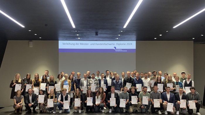 Meisterdiplomfeier Foto di gruppo dei laureati con diplomi alla consegna dei diplomi Meister e Handelsfachwirte 2024