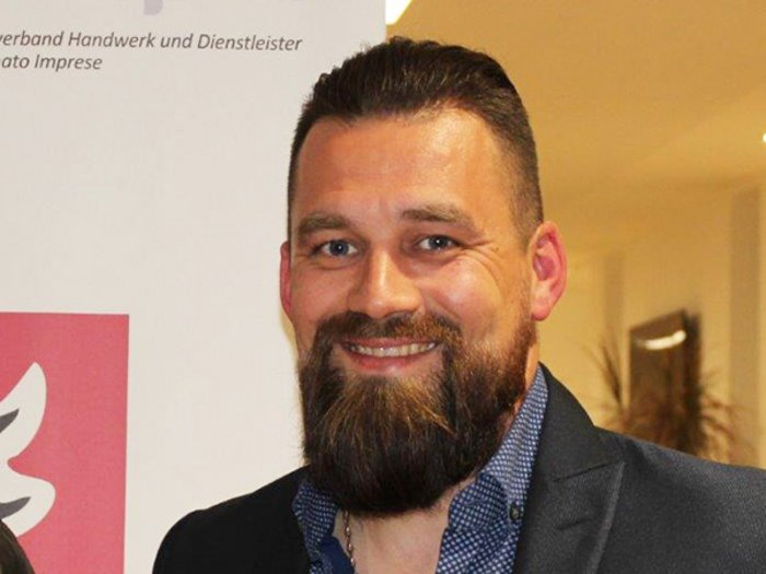 Metzger: Der Trend zur Regionalität steigt weiter Porträt eines lächelnden Mannes mit Bart in Anzugjacke