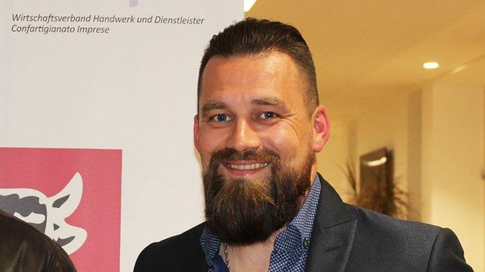 Metzger: Der Trend zur Regionalität steigt weiter Porträt eines lächelnden Mannes mit Bart in Anzugjacke