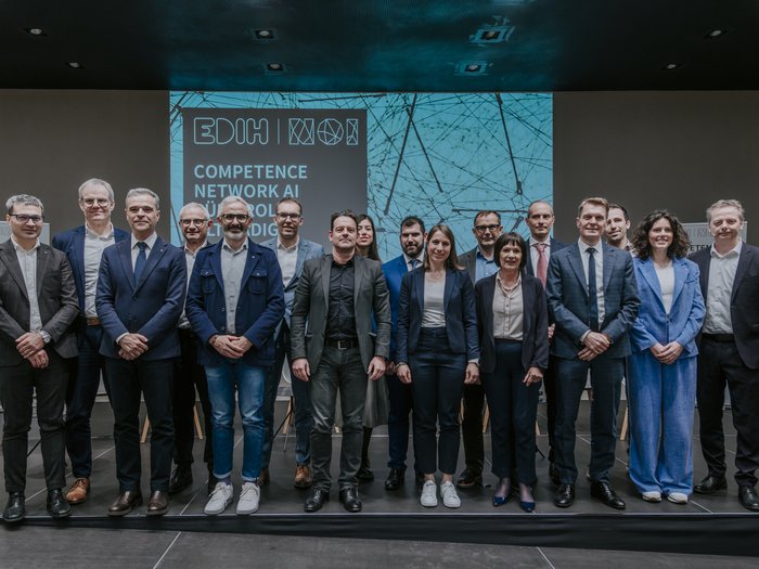 Presentato nuovo punto di riferimento per l’Intelligenza Artificiale Foto di gruppo di 17 persone all'inaugurazione della rete di competenza AI EDIH in Alto Adige