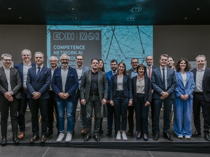 Anlaufstelle für Künstliche Intelligenz vorgestellt Gruppenfoto von 17 Personen bei der Eröffnung des EDIH Kompetenznetzwerks KI in Südtirol
