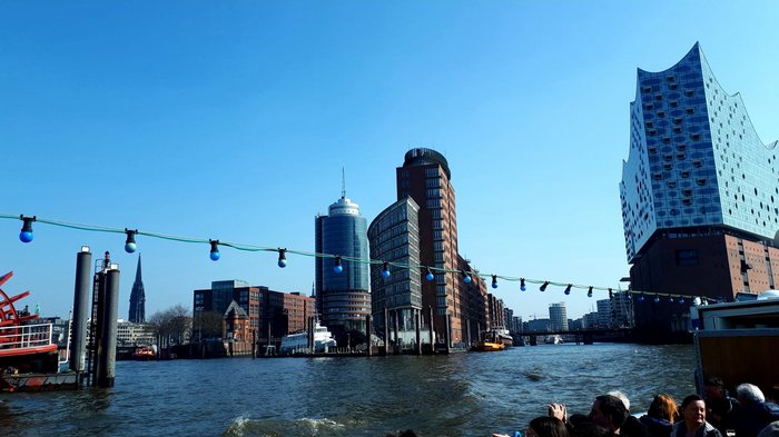 Die Althandwerker besuchen Hamburg Blick auf Hamburger Hafen mit Elbphilharmonie und historischen Gebäuden bei klarem Himmel