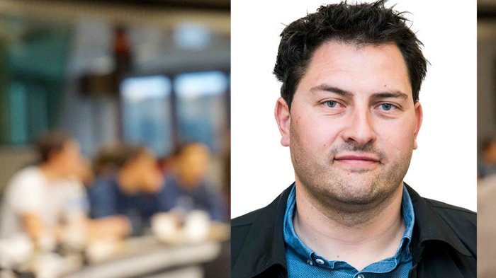 Obmann Harald Kraler bestätigt Porträt eines Mannes mit dunklem Haar vor unscharfem Hintergrund in Innenraum