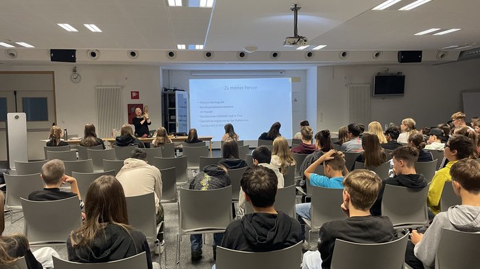 Campagna informazione carriere Chiusa Relatore in aula che presenta davanti a un pubblico giovane